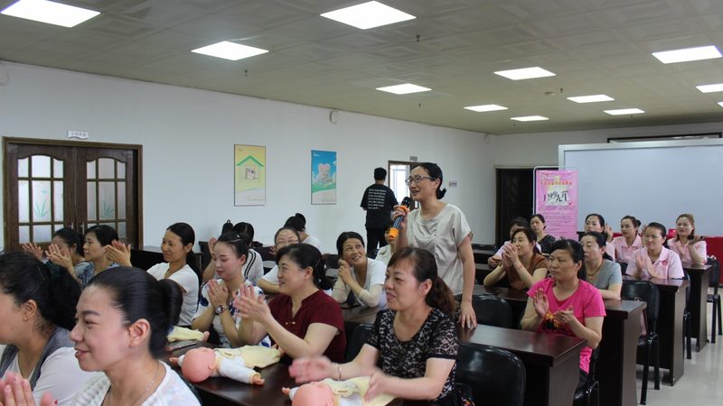 住家育儿嫂与普通保姆：育儿路上的专业护航