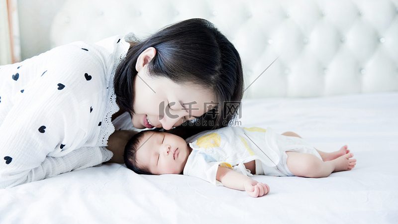 育婴师VS月嫂：新手爸妈的育娃帮手，如何选择更划算？**
